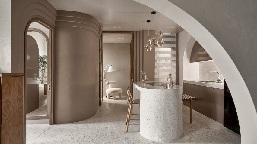 Kiến trúc và thiết kế: Limdim House Studio làm dịu căn hộ với tường cong và hốc vòm